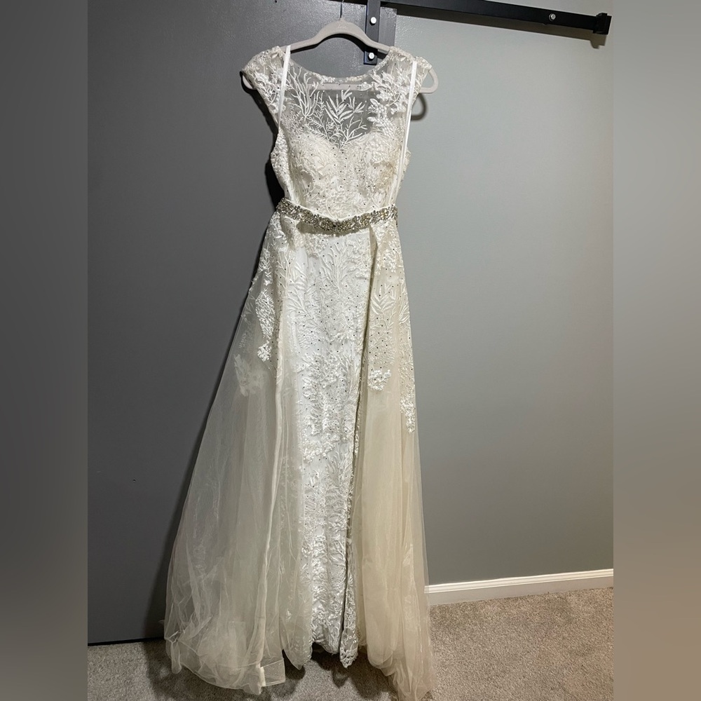 Elegant White Lace Wedding Dress, Colors Dress Brand.